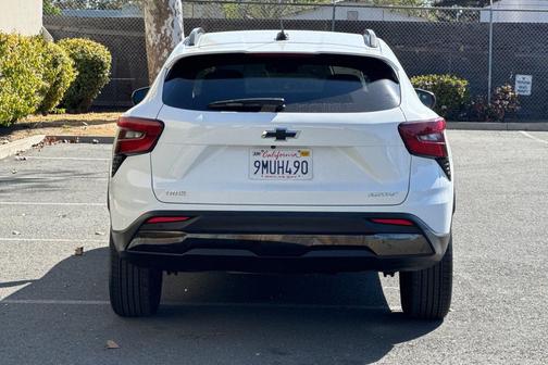 Summit White 2025 Chevrolet Trax FWD ACTIV