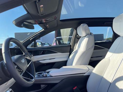 Argent Silver Metallic 2024 Cadillac LYRIQ Luxury