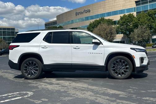 Iridescent Pearl Tricoat 2023 Chevrolet Traverse RS