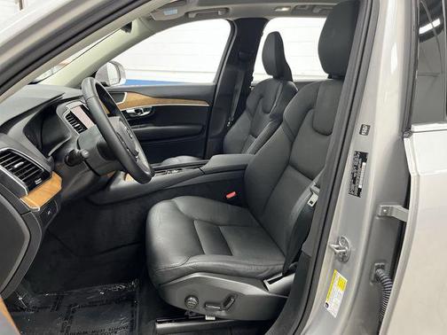 2025 Volvo XC90 B6 Plus 7-Seater
