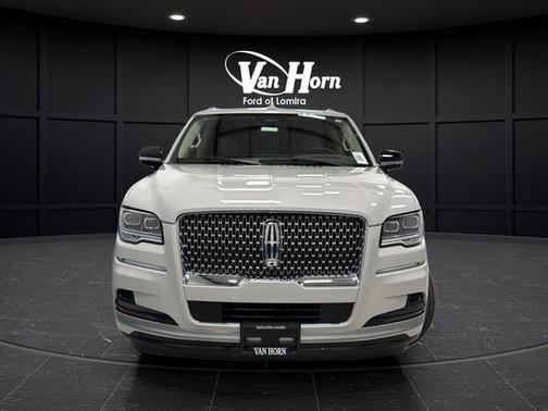 Ceramic Pearl Metallic Tri-Coat 2024 Lincoln Navigator Reserve