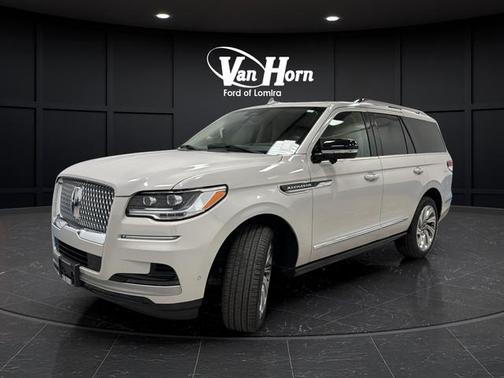 Ceramic Pearl Metallic Tri-Coat 2024 Lincoln Navigator Reserve
