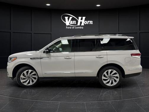 Ceramic Pearl Metallic Tri-Coat 2024 Lincoln Navigator Reserve