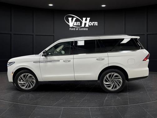 White Metallic 2025 Lincoln Navigator Reserve