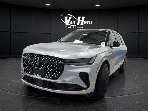 Silver Radiance Metallic Clearcoat 2024 Lincoln Nautilus Reserve