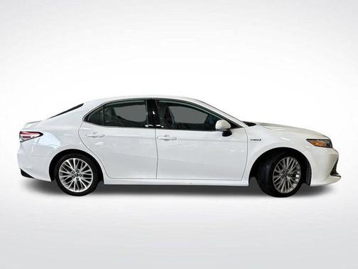 2020 Toyota Camry Hybrid XLE