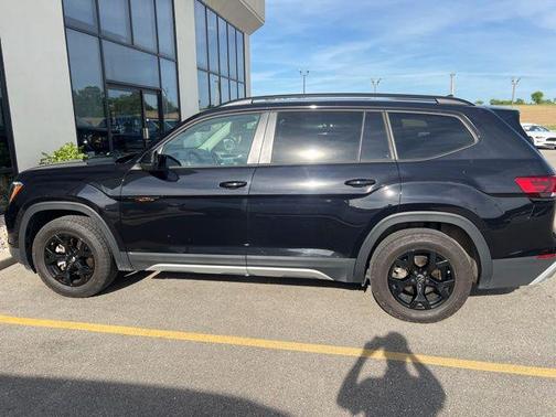 Deep Black 2024 Volkswagen Atlas 2.0T SE w/Technology 4MOTION