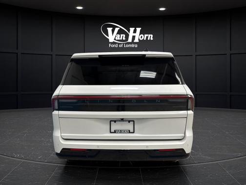 Pristine White Metallic Tri-Coat 2025 Lincoln Navigator Reserve