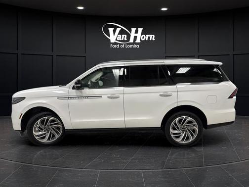 Pristine White Metallic Tri-Coat 2025 Lincoln Navigator Reserve