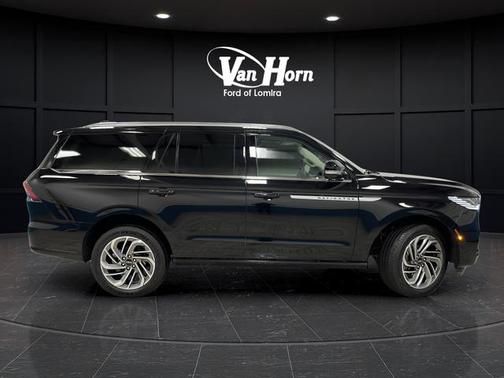 Infinite Black Metallic Clearcoat 2025 Lincoln Navigator Reserve