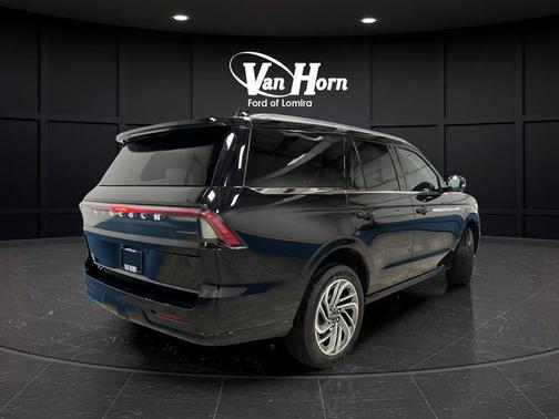 Infinite Black Metallic Clearcoat 2025 Lincoln Navigator Reserve