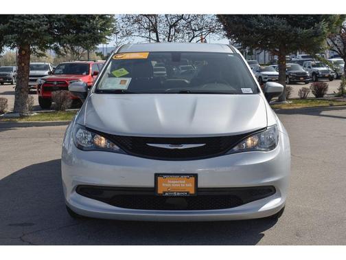 2022 Chrysler Voyager LX