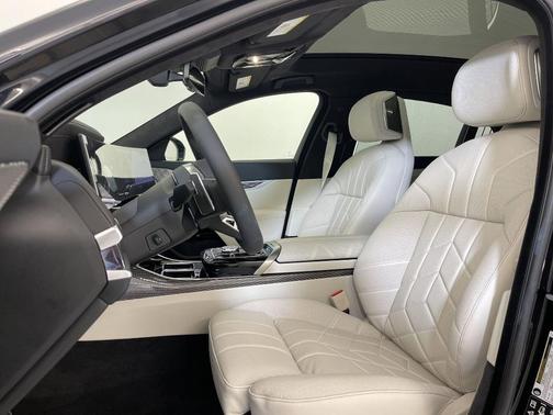 2025 BMW 760 760i xDrive