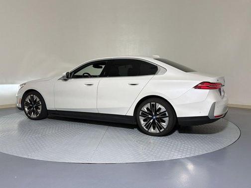 Mineral White Metallic 2024 BMW i5 eDrive40