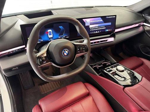 Mineral White Metallic 2024 BMW i5 eDrive40