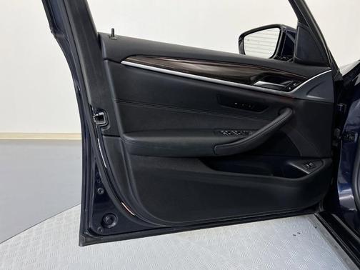 Photo 5 of 24 of 2019 BMW 530 i