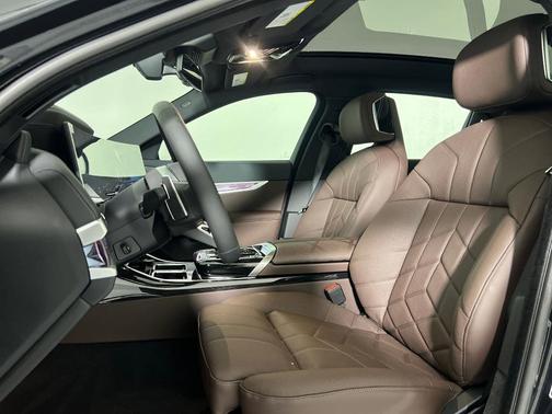 2025 BMW 740 i