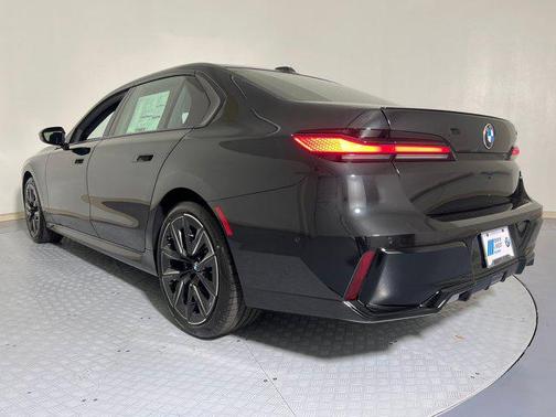 2025 BMW 740 i