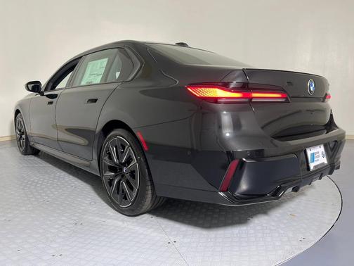 2025 BMW 740 i