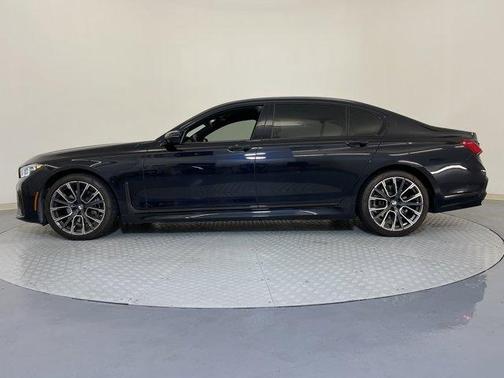 2022 BMW 740 i