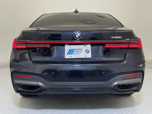 2022 BMW 740 i