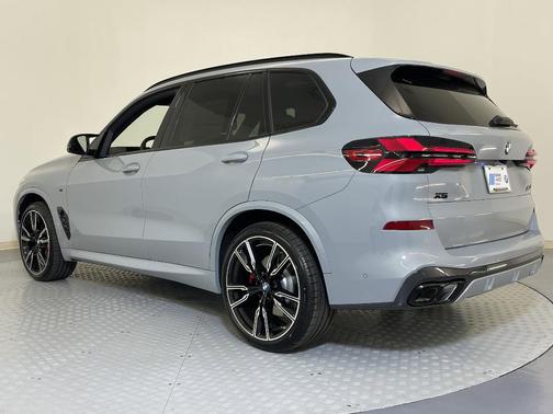2025 BMW X5 M60i