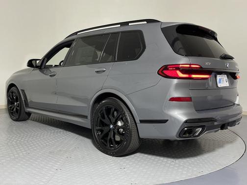 2025 BMW X7 M60i