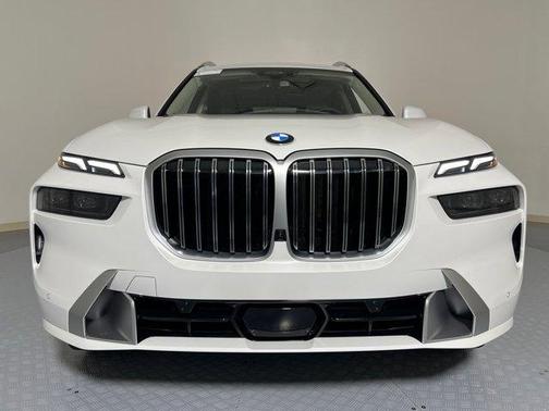 Mineral White Metallic 2026 BMW X7 xDrive40i