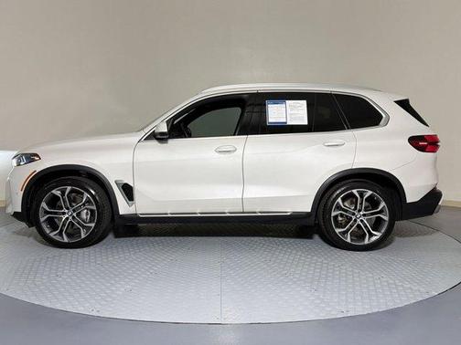 Mineral White Metallic 2024 BMW X5 sDrive40i