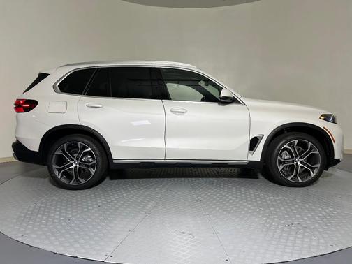 Mineral White Metallic 2026 BMW X5 sDrive40i
