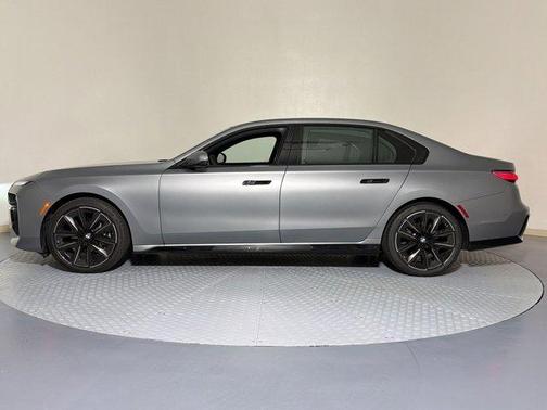 Pure 2023 BMW 740 i