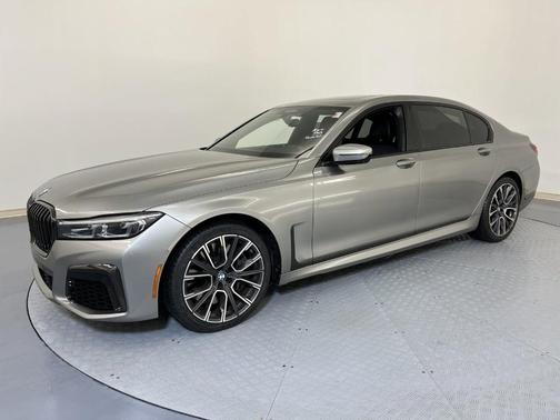 Photo 3 of 24 of 2021 BMW 750 i xDrive