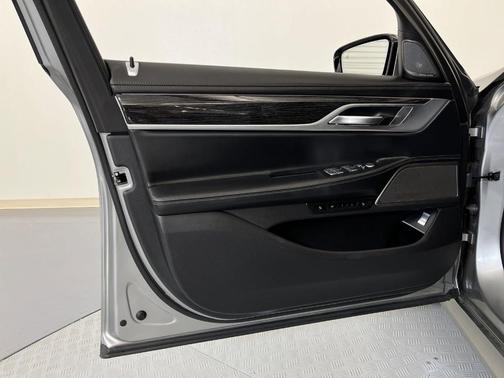 Photo 5 of 24 of 2021 BMW 750 i xDrive