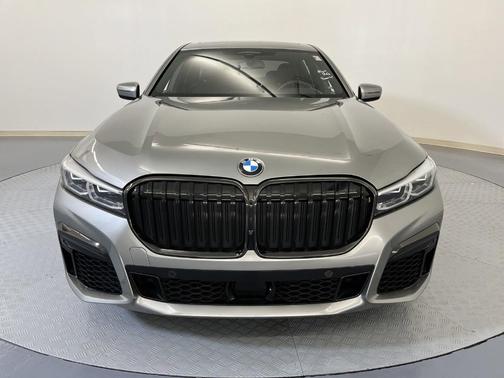 Photo 2 of 24 of 2021 BMW 750 i xDrive