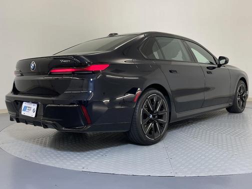2025 BMW 740 i