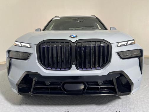 Gray Metallic 2026 BMW X7 xDrive40i