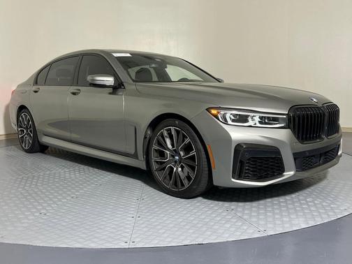 2022 BMW 740 i