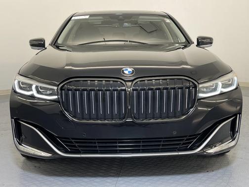 2022 BMW 740 i