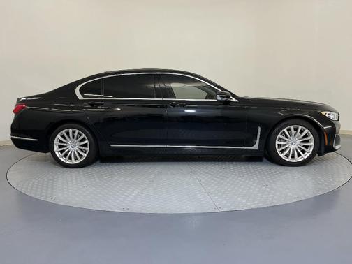2022 BMW 740 i