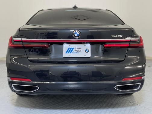 2022 BMW 740 i