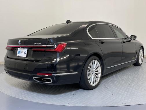 2022 BMW 740 i