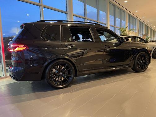2025 BMW X7 M60i