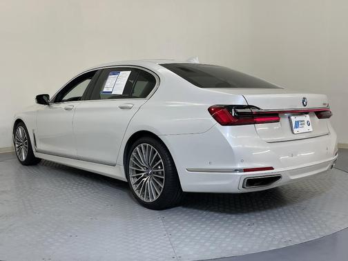 2022 BMW 740 i