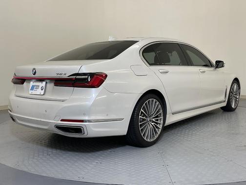 2022 BMW 740 i