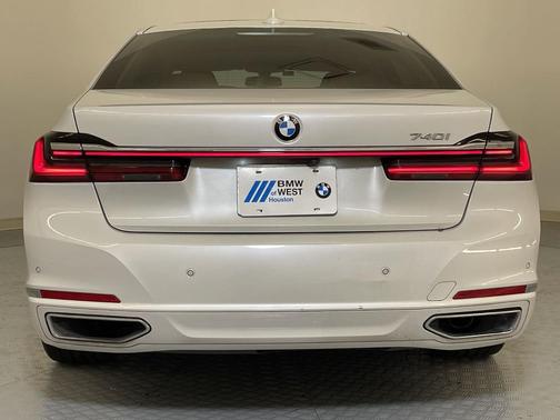 2022 BMW 740 i