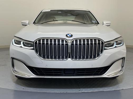 2022 BMW 740 i