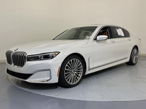 2022 BMW 740 i