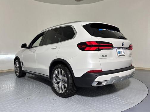 Mineral White Metallic 2026 BMW X5 sDrive40i
