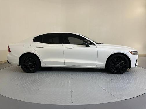 2024 Volvo S60 Recharge Plug-In Hybrid T8 Ultimate Black Edition