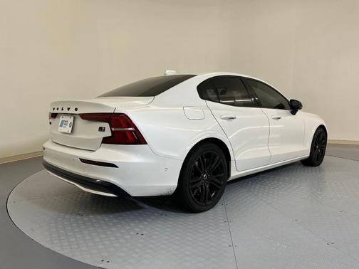 2024 Volvo S60 Recharge Plug-In Hybrid T8 Ultimate Black Edition